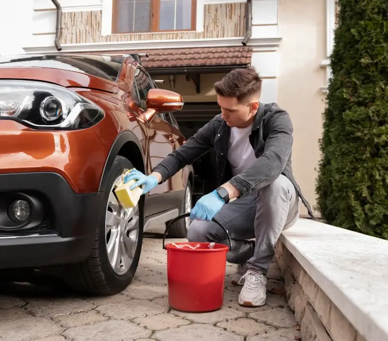 Lavage auto à domicile Serres-Sainte-Marie : professionnel intervenant sur un véhicule